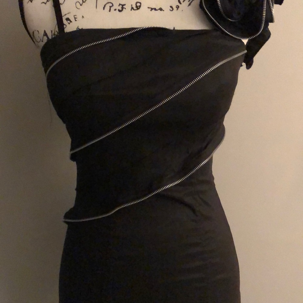 Moa Bodycon Zipper Ruffle One Shoulder Dress - Picture 3 of 8